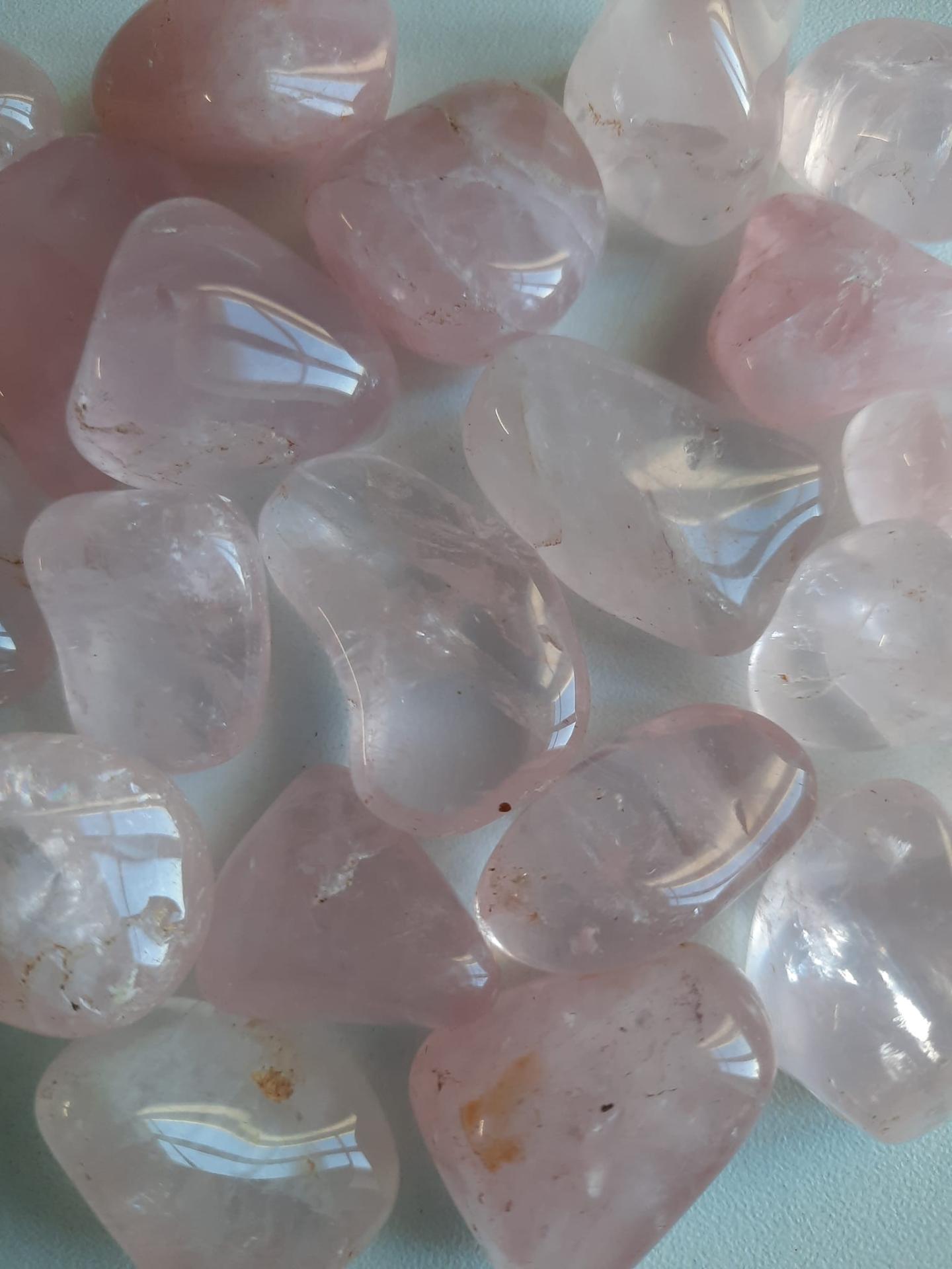Pierres de quartz rose roulees