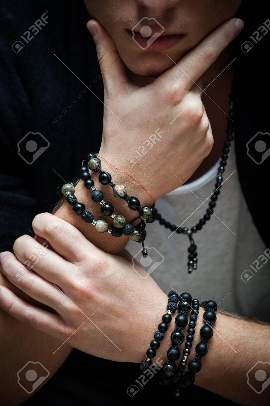 46562576 les mains de l homme avec des bracelets closup tir interieure
