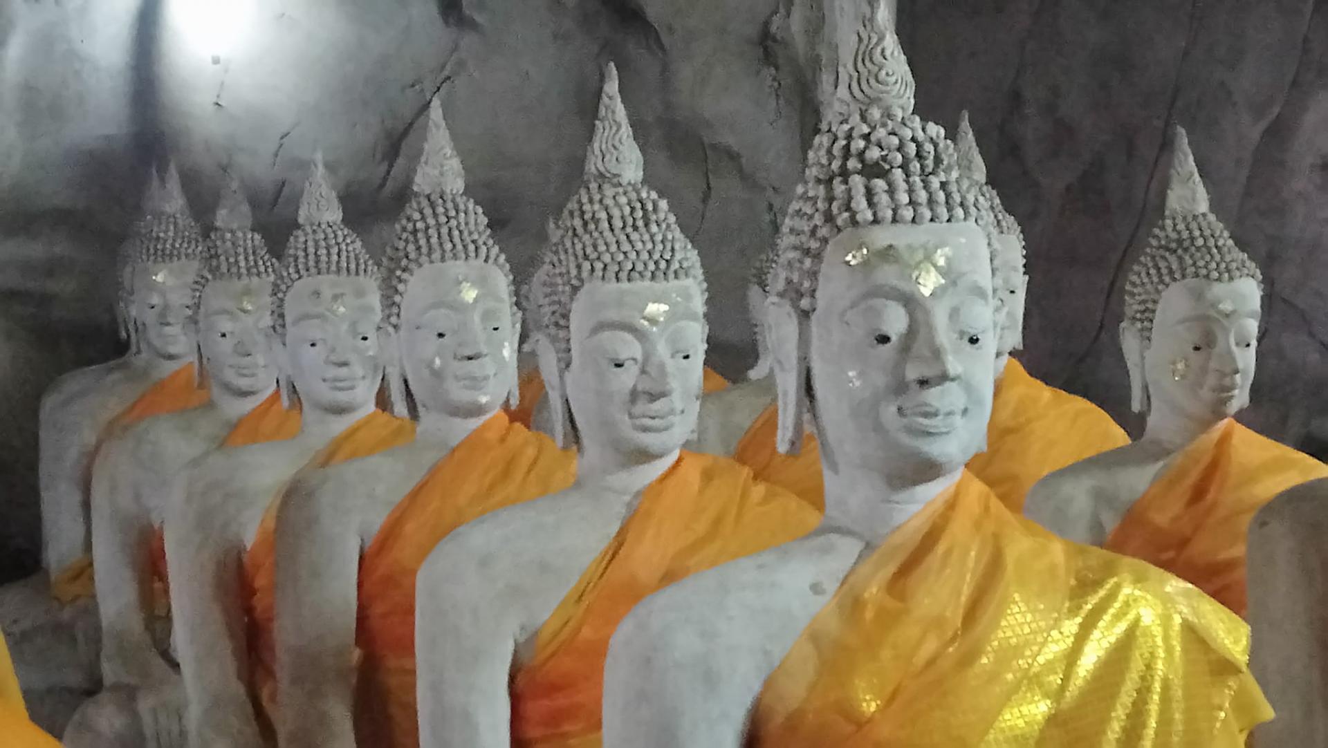 Bodhisattvas aupres du bouddha couche