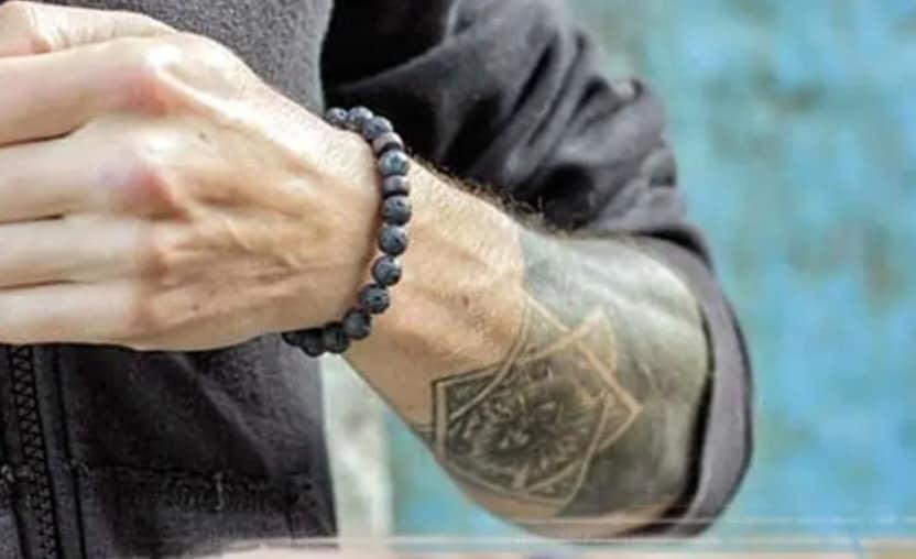 Brac homme tatoue