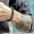 Brac homme tatoue