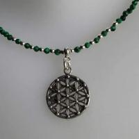 Collier fleur de vie malachite gros plan