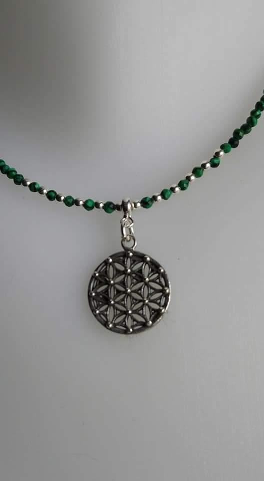 Collier fleur de vie malachite gros plan
