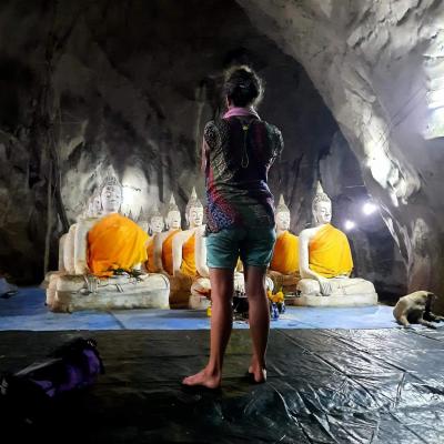 Contemplation devant les bodhisattvas