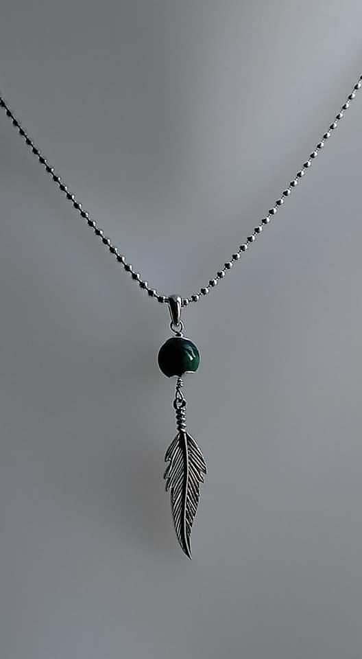 Pendentif plume ag malachite buste