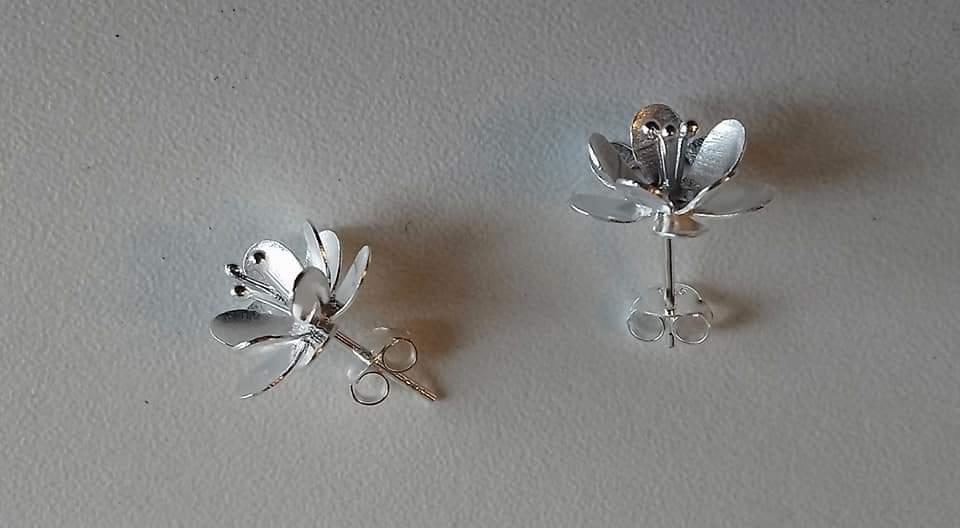 Puces fleurs d argent a plat