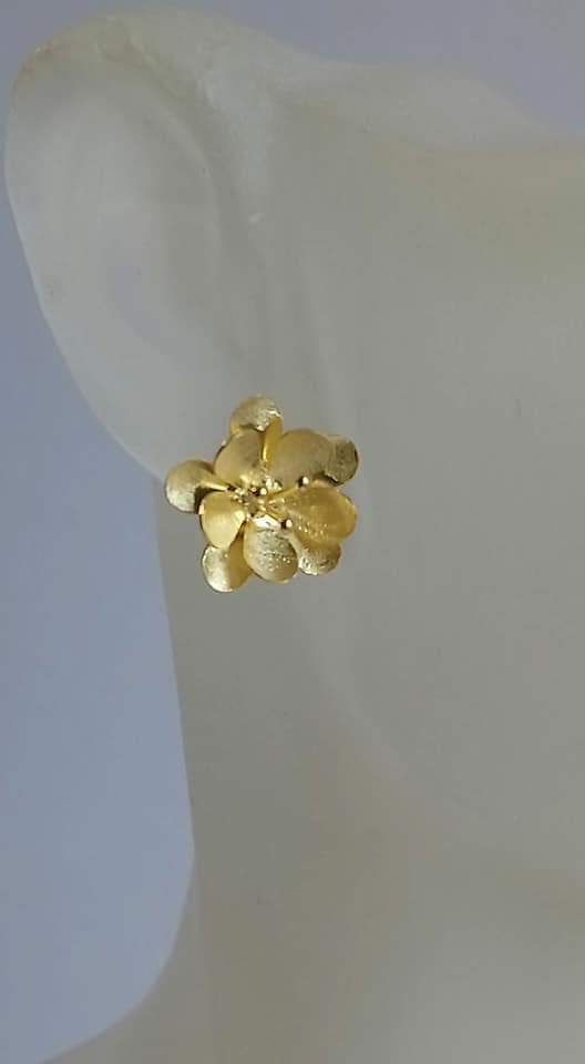 Puces fleurs plaque or oreille