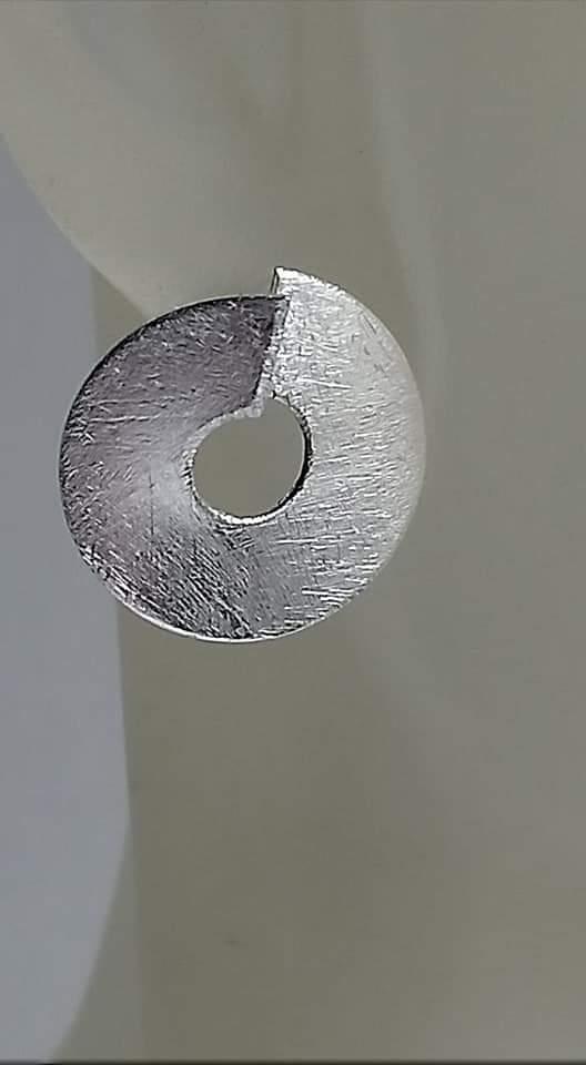 Puces geometrica a l oreille